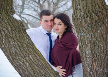 Mutlu çift Kar Parkı 'nda eğleniyor ve kucaklaşıyor. Kış büyülü zaman, Sevgililer Günü 14 Şubat