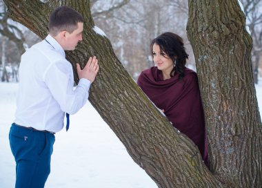 Mutlu çift Kar Parkı 'nda eğleniyor ve kucaklaşıyor. Kış büyülü zaman, Sevgililer Günü 14 Şubat