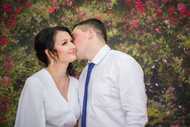 Küçük bir kasabadaki nüfus dairesinde yeni evlilerin mütevazı nişanı. Gelin ve damat için sıcak anlar ve aile hayatının başlangıcı