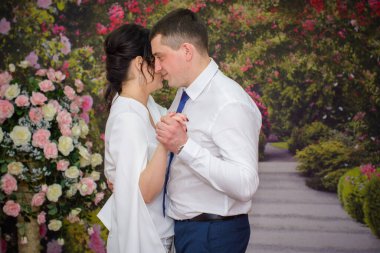 Küçük bir kasabadaki nüfus dairesinde yeni evlilerin mütevazı nişanı. Gelin ve damat için sıcak anlar ve aile hayatının başlangıcı