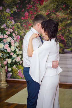 Küçük bir kasabadaki nüfus dairesinde yeni evlilerin mütevazı nişanı. Gelin ve damat için sıcak anlar ve aile hayatının başlangıcı