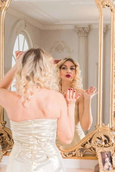 Prachtige Stijlvolle Vrouw Gouden Jurk Vrouwen Beauty Concept Mooie Blonde — Stockfoto