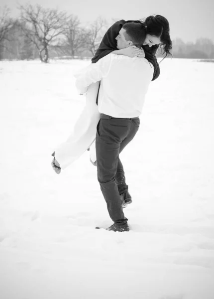 雪の公園で楽しさと屋外を受け入れる幸せなカップル 冬の魔法の時間 バレンタインデー14 — ストック写真