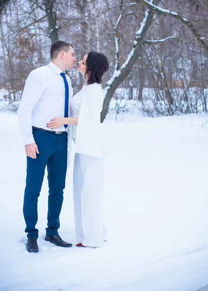 Mutlu çift Kar Parkı 'nda eğleniyor ve kucaklaşıyor. Kış büyülü zaman, Sevgililer Günü 14 Şubat