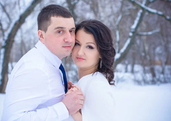 Casal Feliz Divertindo Abraçando Livre Snow Park Tempo Mágico Inverno — Fotografia de Stock