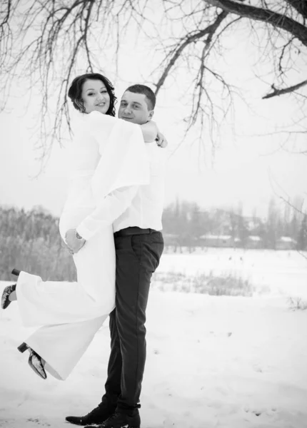 Casal Feliz Divertindo Abraçando Livre Snow Park Tempo Mágico Inverno — Fotografia de Stock