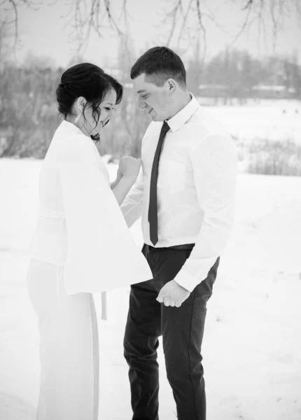 Casal Feliz Divertindo Abraçando Livre Snow Park Tempo Mágico Inverno — Fotografia de Stock