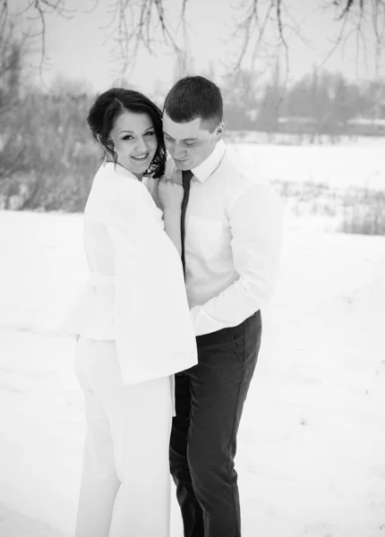 Casal Feliz Divertindo Abraçando Livre Snow Park Tempo Mágico Inverno — Fotografia de Stock