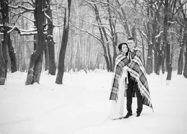 Ευτυχισμένο Ζευγάρι Διασκεδάζοντας Και Αγκαλιάζοντας Υπαίθριες Ασχολίες Στο Snow Park — Φωτογραφία Αρχείου