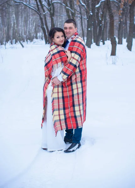 Boldog Pár Szórakoznak Ölelkeznek Szabadban Snow Parkban Téli Mágikus Idő — Stock Fotó