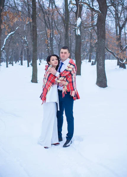 Casal Feliz Divertindo Abraçando Livre Snow Park Tempo Mágico Inverno — Fotografia de Stock