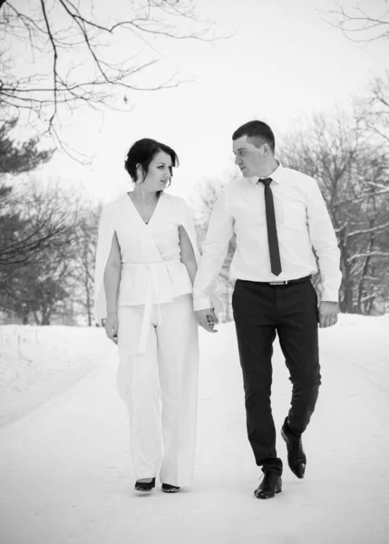 Casal Feliz Divertindo Abraçando Livre Snow Park Tempo Mágico Inverno — Fotografia de Stock