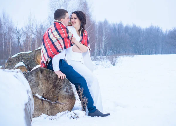 Счастливая Пара Веселится Обнимается Свежем Воздухе Снежном Парке Зимнее Волшебное — стоковое фото
