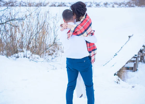 Pareja Feliz Divirtiéndose Abrazándose Aire Libre Snow Park Invierno Mágico — Foto de Stock