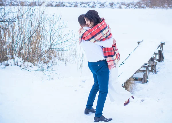 Happy Par Kul Och Omfamna Utomhus Snow Park Vinter Magisk — Stockfoto