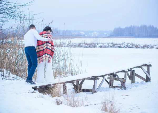 Gelukkig Stel Met Plezier Omhelzing Buiten Snow Park Winter Magische — Stockfoto