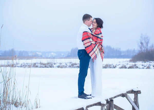 Gelukkig Stel Met Plezier Omhelzing Buiten Snow Park Winter Magische — Stockfoto