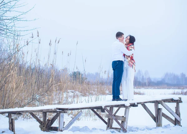 Pareja Feliz Divirtiéndose Abrazándose Aire Libre Snow Park Invierno Mágico — Foto de Stock