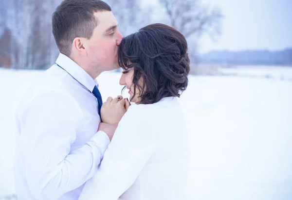 Pareja Feliz Divirtiéndose Abrazándose Aire Libre Snow Park Invierno Mágico — Foto de Stock