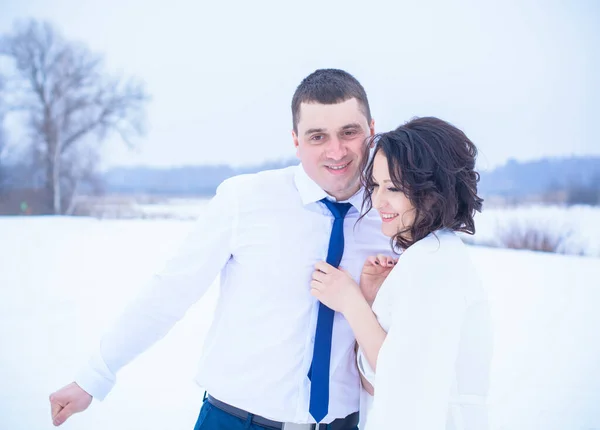 Casal Feliz Divertindo Abraçando Livre Snow Park Tempo Mágico Inverno — Fotografia de Stock