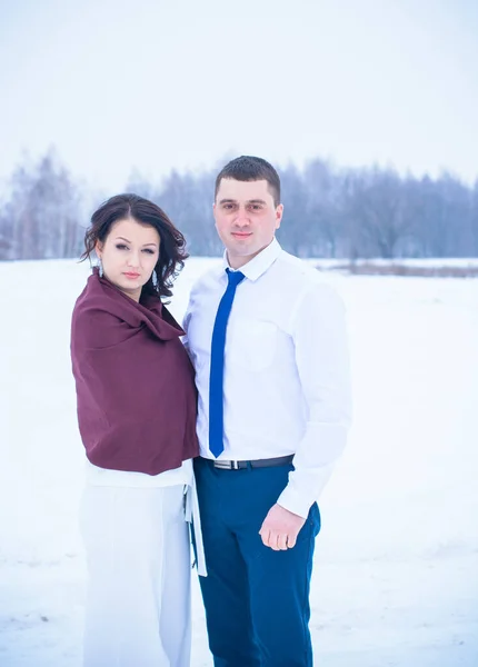 Happy Par Kul Och Omfamna Utomhus Snow Park Vinter Magisk — Stockfoto