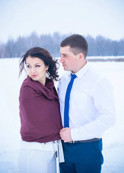 Casal Feliz Divertindo Abraçando Livre Snow Park Tempo Mágico Inverno — Fotografia de Stock