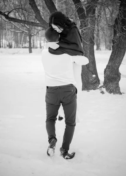 Casal Feliz Divertindo Abraçando Livre Snow Park Tempo Mágico Inverno — Fotografia de Stock