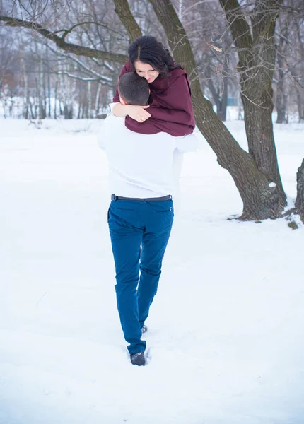 Pareja Feliz Divirtiéndose Abrazándose Aire Libre Snow Park Invierno Mágico —  Fotos de Stock