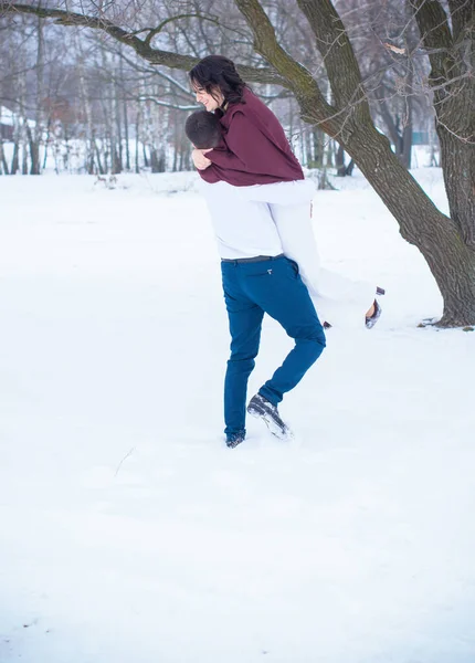 Boldog Pár Szórakoznak Ölelkeznek Szabadban Snow Parkban Téli Mágikus Idő — Stock Fotó