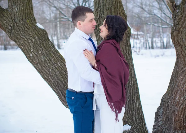 Couple Heureux Amuser Embrasser Extérieur Dans Snow Park Heure Magique — Photo