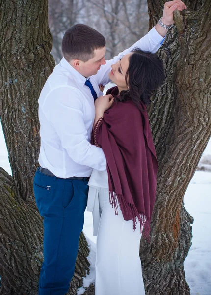 Mutlu çift Kar Parkı 'nda eğleniyor ve kucaklaşıyor. Kış büyülü zaman, Sevgililer Günü 14 Şubat