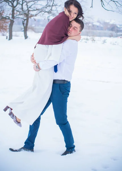 Casal Feliz Divertindo Abraçando Livre Snow Park Tempo Mágico Inverno — Fotografia de Stock