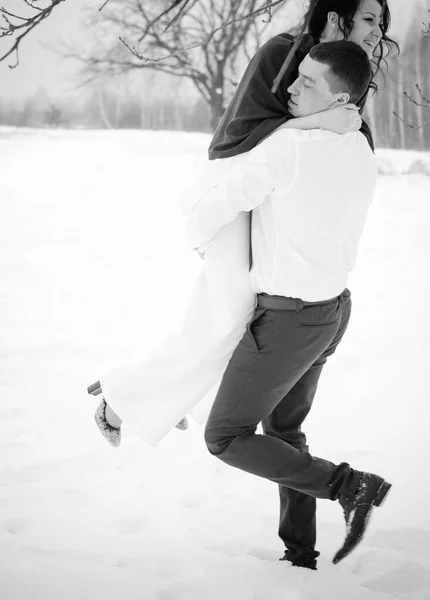 Casal Feliz Divertindo Abraçando Livre Snow Park Tempo Mágico Inverno — Fotografia de Stock