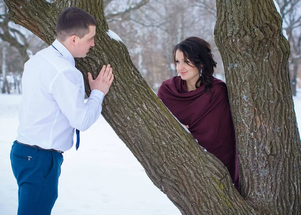 Mutlu çift Kar Parkı 'nda eğleniyor ve kucaklaşıyor. Kış büyülü zaman, Sevgililer Günü 14 Şubat