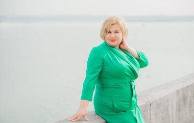 Güzel, tombul bir kadın portresi, zarif bir hayat tarzı, kaliteli unsurları olan, Amerikan tombul bir kadın.