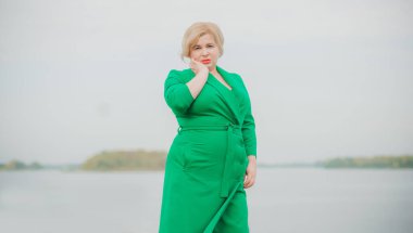 Güzel, tombul bir kadın portresi, zarif bir hayat tarzı, kaliteli unsurları olan, Amerikan tombul bir kadın. 