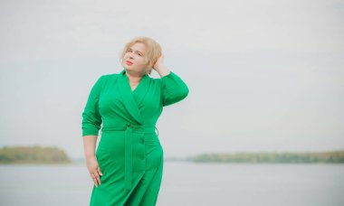 Güzel, tombul bir kadın portresi, zarif bir hayat tarzı, kaliteli unsurları olan, Amerikan tombul bir kadın. 