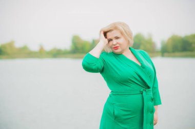 Güzel, tombul bir kadın portresi, zarif bir hayat tarzı, kaliteli unsurları olan, Amerikan tombul bir kadın. 