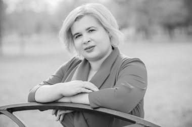 Güzel, tombul bir kadın portresi, zarif bir hayat tarzı, kaliteli unsurları olan, Amerikan tombul bir kadın. 