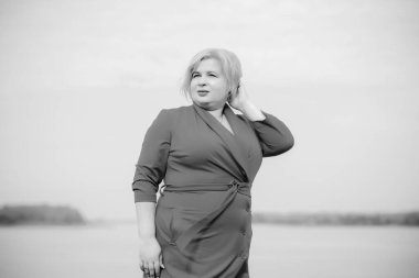 Güzel, tombul bir kadın portresi, zarif bir hayat tarzı, kaliteli unsurları olan, Amerikan tombul bir kadın.