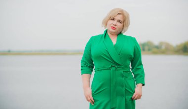 Güzel, tombul bir kadın portresi, zarif bir hayat tarzı, kaliteli unsurları olan, Amerikan tombul bir kadın.