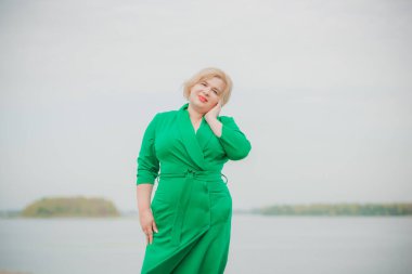 Güzel, tombul bir kadın portresi, zarif bir hayat tarzı, kaliteli unsurları olan, Amerikan tombul bir kadın.