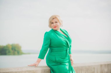 Güzel, tombul bir kadın portresi, zarif bir hayat tarzı, kaliteli unsurları olan, Amerikan tombul bir kadın.