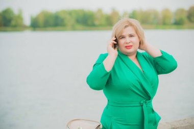 Güzel, tombul bir kadın portresi, zarif bir hayat tarzı, kaliteli unsurları olan, Amerikan tombul bir kadın.