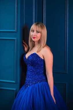 Akşam vakti muhteşem mavi elbiseli kadın. İçeride oldukça hoş bir bayan var. Güzel elbiseli kadın. 