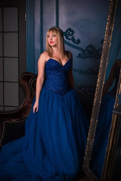Femme Soirée Magnifique Robe Bleue Jolie Dame Salle Femme Belle — Photo