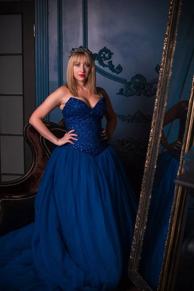 Akşam Vakti Muhteşem Mavi Elbiseli Kadın Çeride Oldukça Hoş Bir — Stok fotoğraf