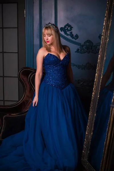 Mujer Vestido Azul Hermoso Noche Linda Dama Interior Mujer Hermosa —  Fotos de Stock