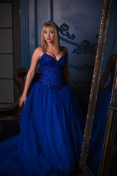 Frau Wunderschönen Blauen Abendkleid Ziemlich Nette Dame Drinnen Frau Schönen — Stockfoto