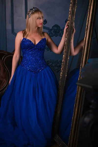 Frau Wunderschönen Blauen Abendkleid Ziemlich Nette Dame Drinnen Frau Schönen — Stockfoto